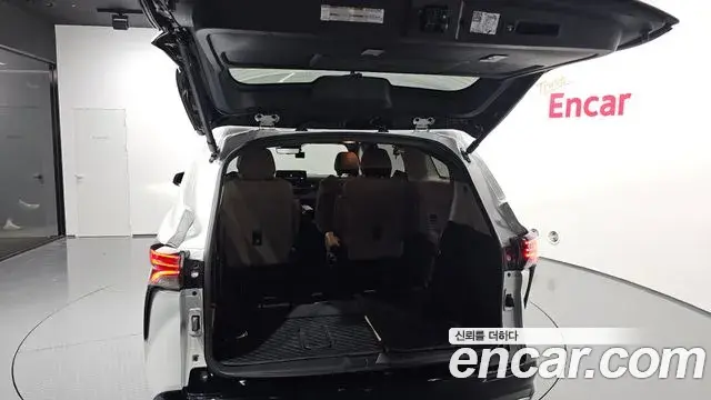 Toyota Sienna 2023 — ფოტო 31/33
