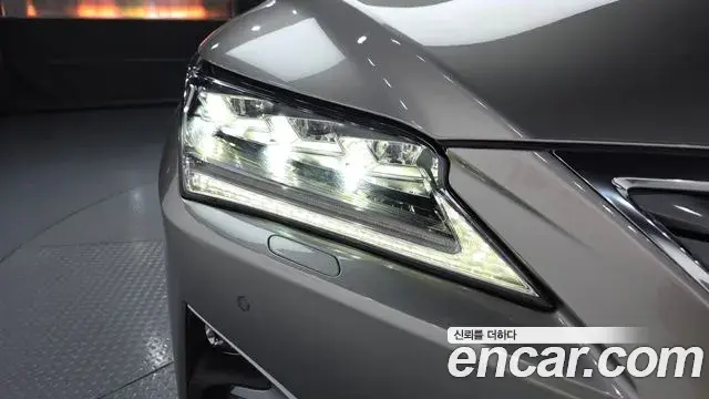 Lexus RX450h 2019 — Photo 6/37