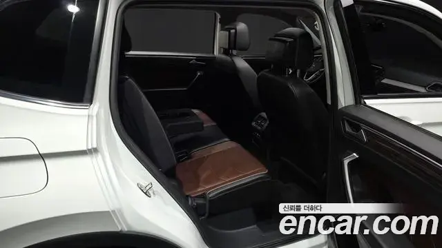 Volkswagen Tiguan Allspace 2023 — Фото 12/20
