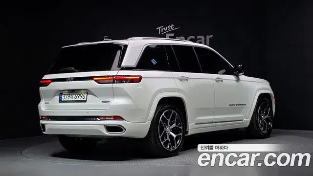 Jeep Grand Cherokee 2023 — Фото 2/20