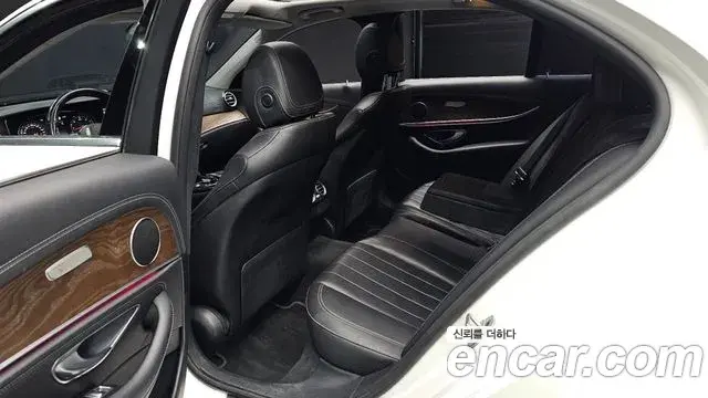 Mercedes-Benz E-Class 2019 — Фото 11/20