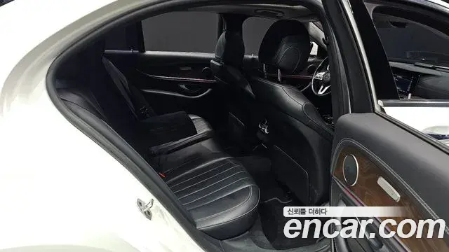 Mercedes-Benz E-Class 2019 — Фото 12/20