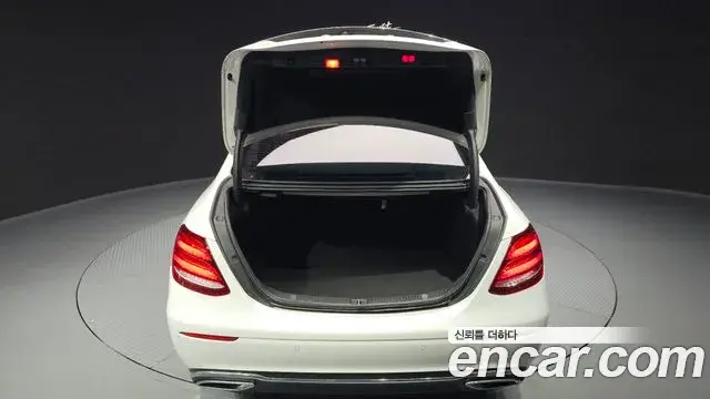 Mercedes-Benz E-Class 2019 — Фото 20/20