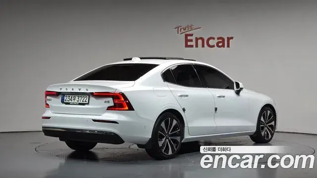 Volvo S60 2023 — Фото 2/20