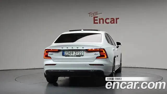 Volvo S60 2023 — Фото 4/20