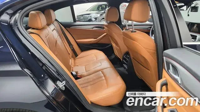 BMW 5 Series 2018 — Фото 11/20