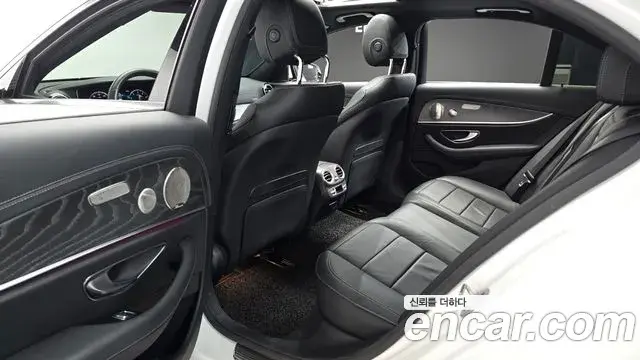 Mercedes-Benz E-Class 2023 — Фото 11/20