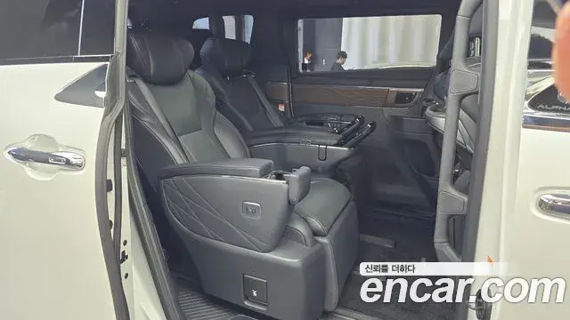 Toyota Alphard 2023 — Photo 12/20