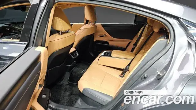 Lexus ES300h 2023 — Фото 16/20