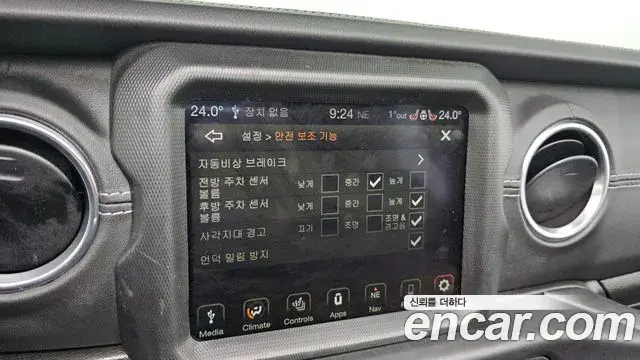 Jeep Wrangler 2022 — ფოტო 16/20