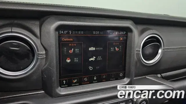 Jeep Wrangler 2022 — ფოტო 17/20