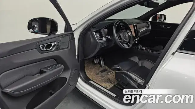 Volvo XC60 2020 — Photo 3/20