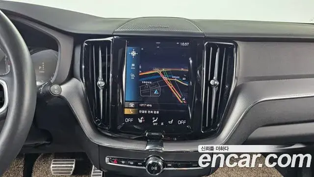 Volvo XC60 2020 — Photo 12/20