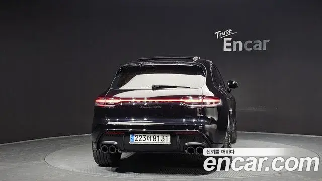 Porsche Macan 2023 — ფოტო 11/20
