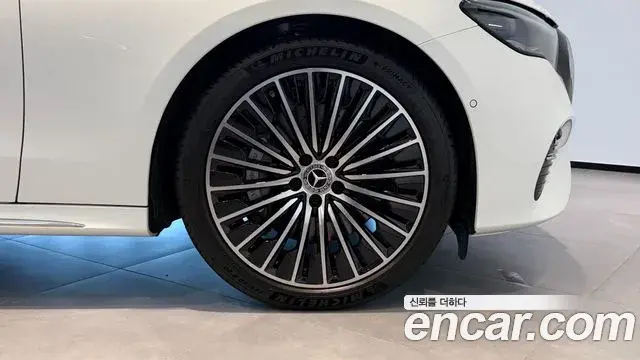 Mercedes-Benz E-Class 2025 — Photo 4/20