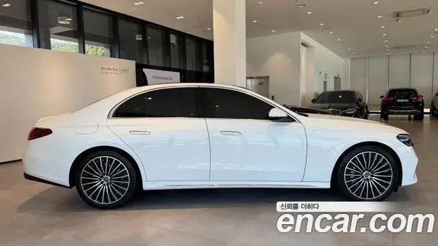 Mercedes-Benz E-Class 2025 — Photo 8/20