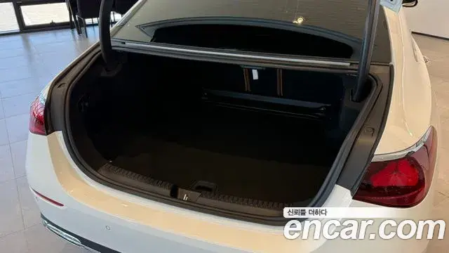 Mercedes-Benz E-Class 2025 — Photo 9/20