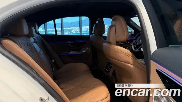 Mercedes-Benz E-Class 2025 — Photo 17/20