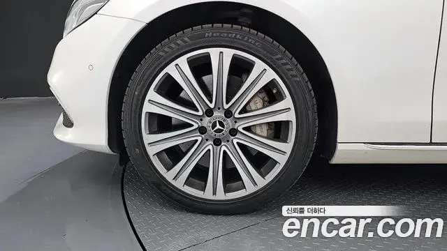 Mercedes-Benz E-Class 2018 — Photo 5/20