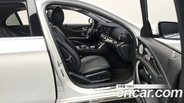 Mercedes-Benz E-Class 2018 — Photo 11/20