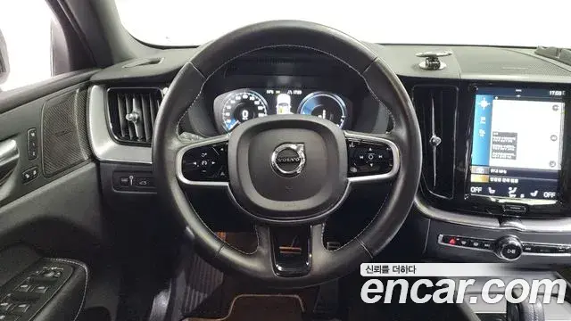Volvo XC60 2020 — Photo 9/20