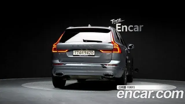 Volvo XC60 2018 — ფოტო 8/20