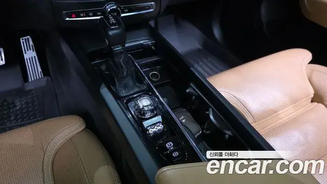 Volvo XC60 2018 — ფოტო 14/20