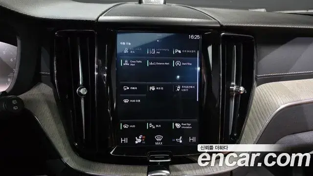 Volvo XC60 2018 — ფოტო 7/20