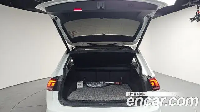 Volkswagen Tiguan 2021 — ფოტო 27/33