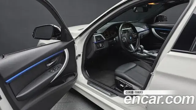BMW 3 Series 2018 — ფოტო 8/31