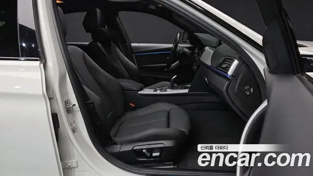 BMW 3 Series 2018 — ფოტო 30/31