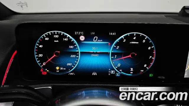 Mercedes-Benz GLB-Class 2023 — Фото 8/20