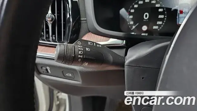 Volvo V60 Cross Country 2020 — ფოტო 27/38
