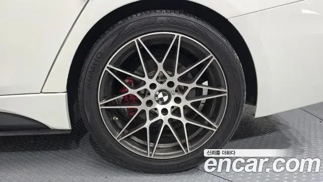 BMW 3 Series 2018 — Şəkil 23/33
