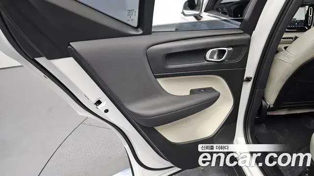 Volvo XC40 2025 — ფოტო 13/30