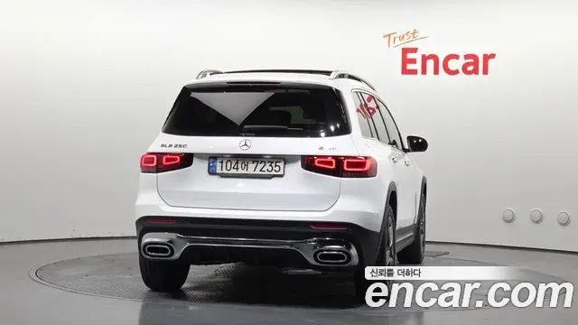 Mercedes-Benz GLB-Class 2022 — Photo 19/33