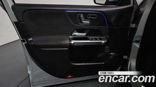 Mercedes-Benz GLB-Class 2021 — Photo 10/34
