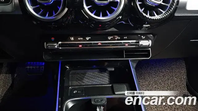 Mercedes-Benz GLB-Class 2021 — Photo 8/34