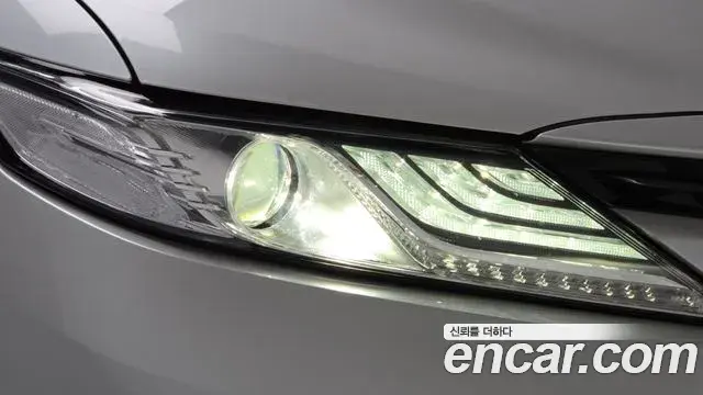 Toyota Camry 2018 — Şəkil 27/31