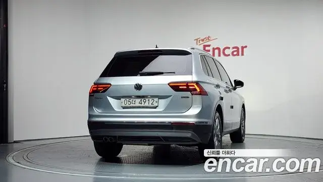 Volkswagen Tiguan 2018 — Şəkil 18/20