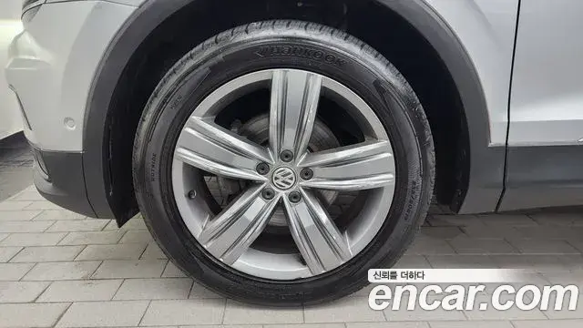 Volkswagen Tiguan 2018 — Şəkil 12/20