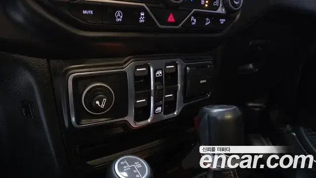 Jeep Wrangler 2020 — Photo 19/20
