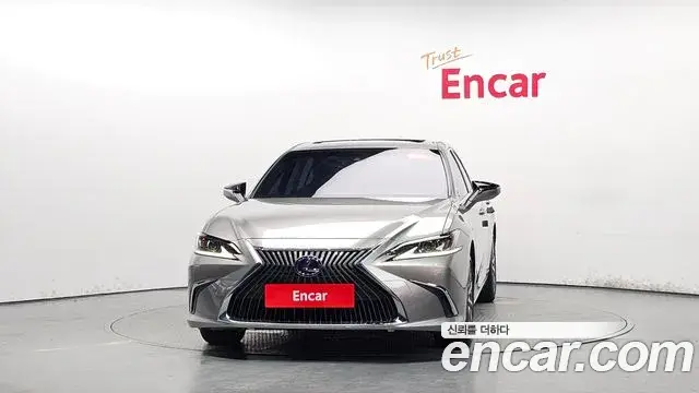 Lexus ES300h 2018 — Photo 3/20