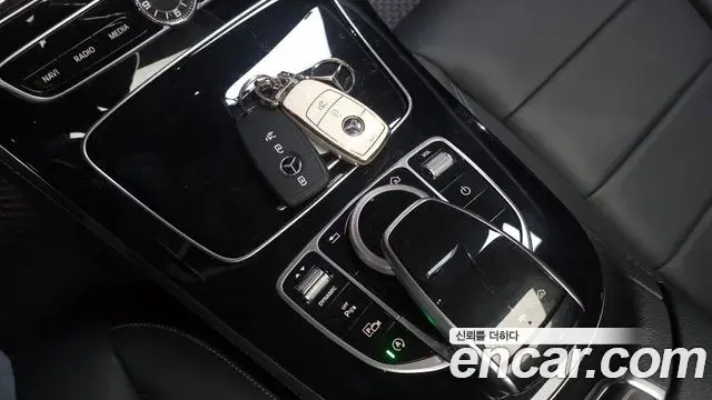 Mercedes-Benz E-Class 2018 — ფოტო 31/36