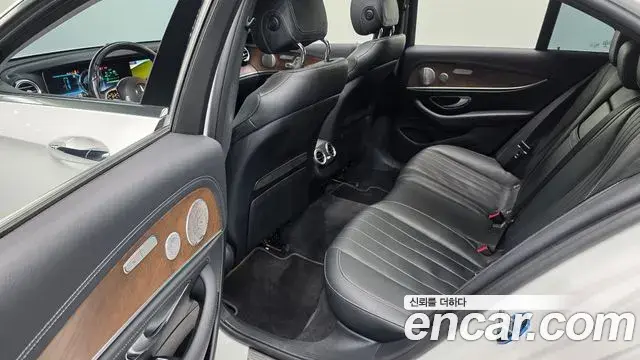 Mercedes-Benz E-Class 2019 — Фото 12/20