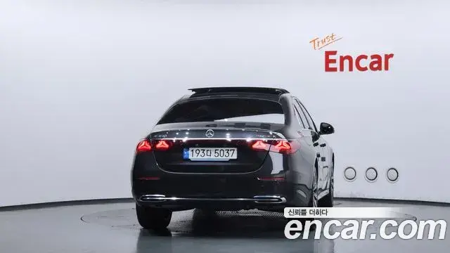 Mercedes-Benz E-Class 2024 — Photo 4/20
