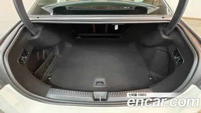 Mercedes-Benz E-Class 2025 — Photo 17/20