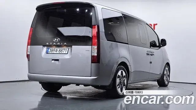 Hyundai Staria 2023 — Photo 2/20