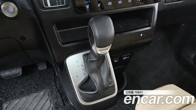 Hyundai Staria 2023 — Photo 9/20