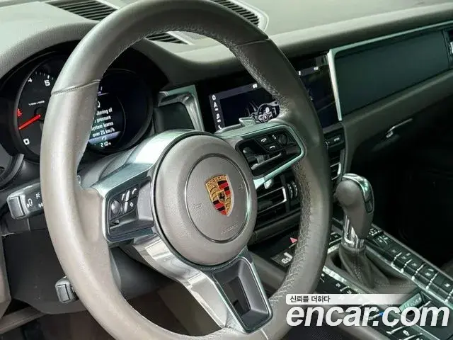 Porsche Macan 2019 — Фото 13/20